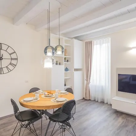 Modern & Stylish In By Rent Apartment Como