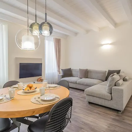 Apartment Modern & Stylish In By Rent Como