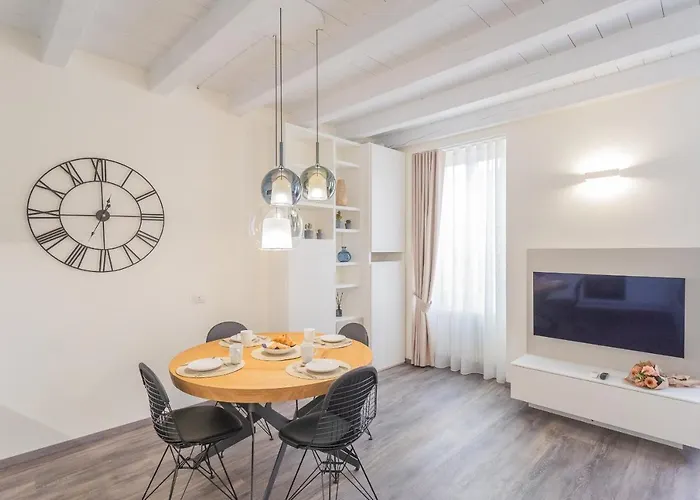 Modern & Stylish In By Rent Apartment Como