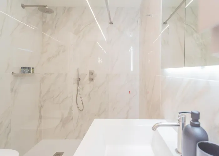 Modern & Stylish In By Rent Apartment Como