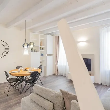 Modern & Stylish In By Rent Apartman