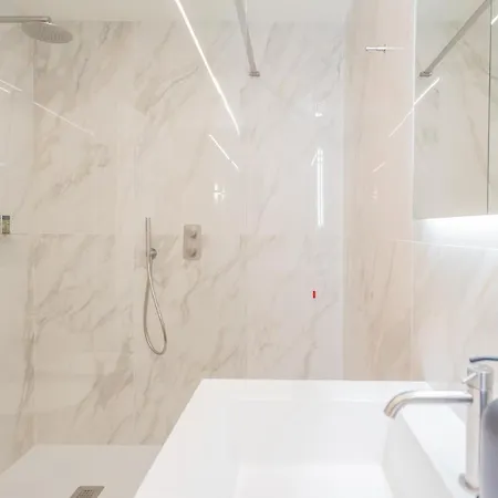 Modern & Stylish In By Rent Apartman Como